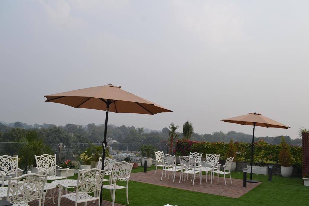 Hotel Sunbeam Premium Zirakpur Zewnętrze zdjęcie